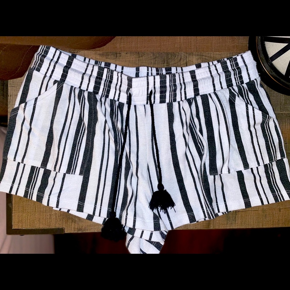 Women’s Black & White No Boundaries Shorts L